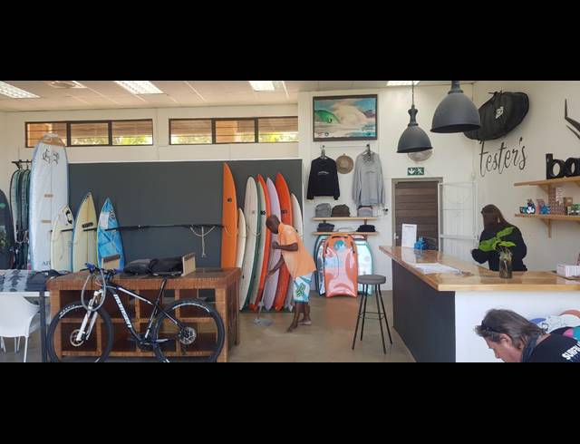 300M² SHOWROOM TO LET IN POINT WATERFRONT